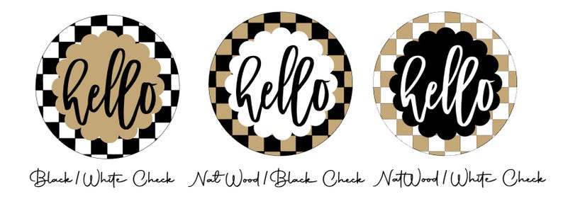 Op de afbeelding: Drie ronde decoratieve borden met het woord "hello" in een scriptlettertype. Elk bord heeft een ander kleurenschema: zwart-wit dambord met een beige geschulpte rand, tan en zwart dambord met een witte geschulpte rand, en tan en wit dambord met een zwarte geschulpte rand.