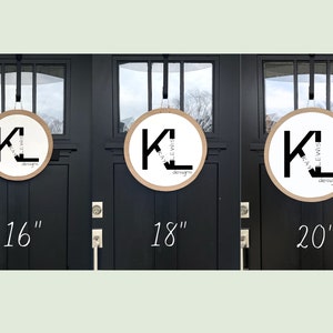 Pu&ograve; includere: Tre ghirlande rotonde con sfondo bianco e un design monogramma nero. Le ghirlande hanno un diametro di 16 pollici, 18 pollici e 20 pollici.