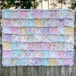 Couette chiffon shabby chic bébé fille Couette chiffon shabby chic, courtepointe shabby chic, courtepointe shabby chic bébé, courtepointe, courtepointe bébé