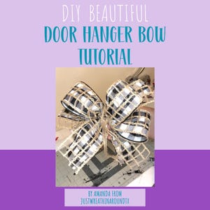 Pode incluir: Tutorial de laço de cabide de porta feito à mão. O laço apresenta um padrão xadrez preto e branco com uma sobreposição em estilo serapilheira. O texto "DIY BEAUTIFUL DOOR HANGER BOW TUTORIAL" é exibido na parte superior, com o nome do criador na parte inferior.