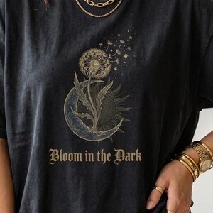 Maskrosmåne Celestial Bloom T-shirt | Lyser i mörkret