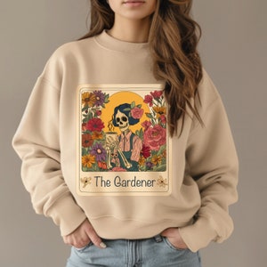 Felpa floreale con carta dei Tarocchi del giardiniere, Felpa amante delle piante, Regalo giardiniere, Hobby del giardinaggio del caffè, Maglione amante delle piante scheletro divertente