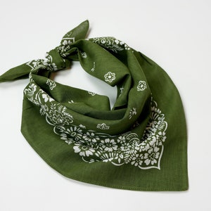 Bandanas floral vert olive blanc 100 % coton Bandanas botaniques écharpe unisexe bracelet fait main ensemble cadeau bandanas chat chien image 1