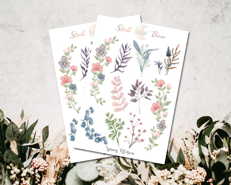 Pode incluir: Duas folhas de adesivos com ilustra&ccedil;&otilde;es em aquarela de flores e folhagens da primavera. Os adesivos s&atilde;o rotulados como "Stick with Dina" e "Spring Blossom".