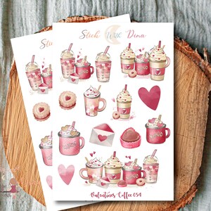 Pu&ograve; includere: Un foglio di adesivi a tema San Valentino con illustrazioni di tazze di caff&egrave;, cuori, biscotti e buste. Gli adesivi sono in tonalit&agrave; di rosa, rosso e marrone. Il testo "Stick With Dina" e "Valentines Coffee 054" &egrave; stampato sul foglio.