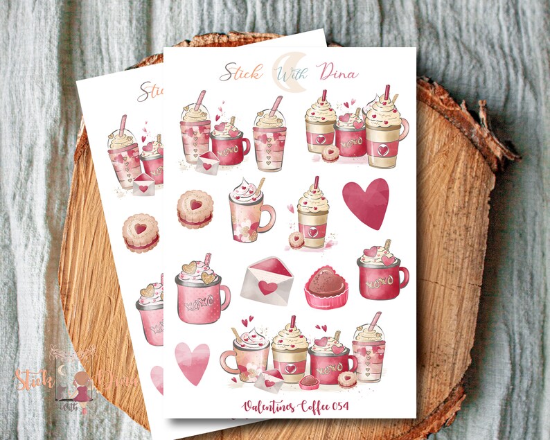 Pu&ograve; includere: Un foglio di adesivi a tema San Valentino con illustrazioni di tazze di caff&egrave;, cuori, biscotti e buste. Gli adesivi sono in tonalit&agrave; di rosa, rosso e marrone. Il testo "Stick With Dina" e "Valentines Coffee 054" &egrave; stampato sul foglio.