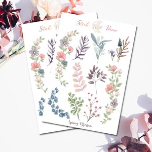 Pode incluir: Duas folhas de adesivos com tema floral. Os adesivos apresentam v&aacute;rias flores, folhas e galhos em tons de rosa, azul e verde. O texto "Stick with Dina" e "Spring Blossom" est&aacute; impresso nas folhas.
