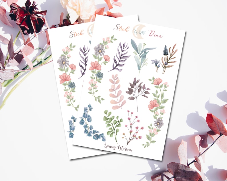 Pode incluir: Duas folhas de adesivos com tema floral. Os adesivos apresentam v&aacute;rias flores, folhas e galhos em tons de rosa, azul e verde. O texto "Stick with Dina" e "Spring Blossom" est&aacute; impresso nas folhas.