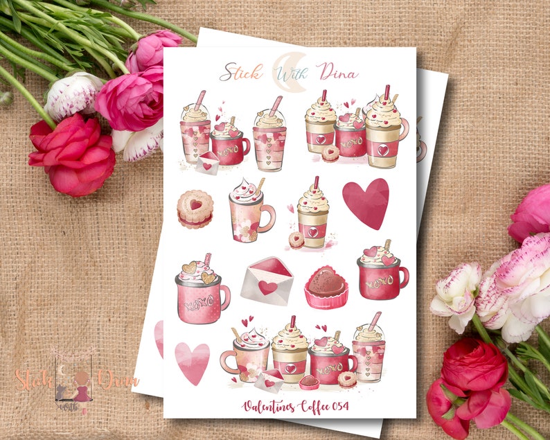 Pu&ograve; includere: Un foglio di adesivi a tema San Valentino con varie illustrazioni di tazze di caff&egrave;, cuori e altre immagini romantiche. Gli adesivi sono disegnati in stile acquerello con colori rosa, rosso e bianco. Il testo "Stick With Dina" e "Valentines Coffee 034" &egrave; stampato sul foglio.