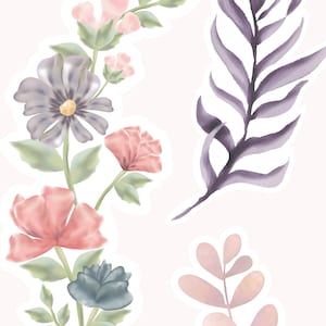 Pode incluir: Uma ilustra&ccedil;&atilde;o em aquarela de um arranjo floral com flores e folhas rosa, roxas e azuis. As flores est&atilde;o dispostas em uma linha vertical, com a flor maior na parte inferior e a flor menor na parte superior. As folhas s&atilde;o verdes e t&ecirc;m um efeito de aquarela.