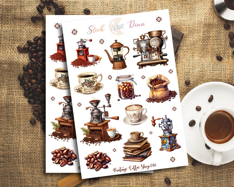 Peut inclure: Une feuille d'autocollants sur le th&egrave;me d'un caf&eacute; vintage avec des illustrations de moulins &agrave; caf&eacute;, de cafeti&egrave;res, de grains de caf&eacute;, de tasses de caf&eacute; et d'un sac de grains de caf&eacute;. Les autocollants sont imprim&eacute;s sur du papier blanc avec un fond brun clair. Le texte "Stick with Dina" et "Vintage Coffee Shop 056" est imprim&eacute; sur les autocollants.