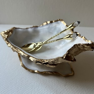 Extra grote oesterschaal verguld vloeibaar bladgoud gepolijst natuurlijke parelafwerking met een bijpassende platte bodem. Serveerschaal. Suikerpot.