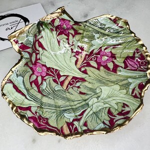 William Morris Bordeaux Granville Dorset Scallop Shell. Piatto porta-anelli. Piatto porta-gioielli. Dorato a mano con foglia d'oro e sigillato con resina epossidica.