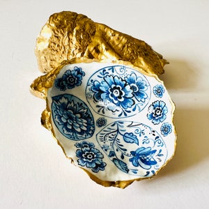 Stunning Blue Eggs Dorset Oyster Shell Trinket Dish. Ring dish, Jewellery Storage. Painted with real Gold Leaf and sealed with epoxy resin.