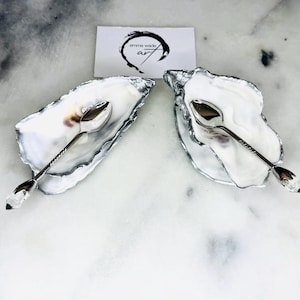 Blattsilber und Weiß. Natural Pearl Dorset Oyster Shell Salz & Pfefferschalen mit flüssigem Silberblatt. Zwei Silberlöffel. Tisch Dekor.