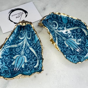 Tulipe et ortie bleu turquoise par William Morris, coquille d'huître du Dorset. Plat doré durable. Scellé avec de la résine brillante.