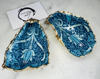 Portagioie artigianale a forma di conchiglia d'ostrica di William Morris, con decorazioni dorate a forma di tulipano blu, idea regalo a tema marino.