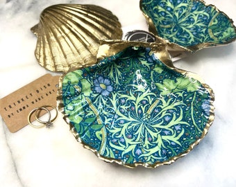 William Morris Seegras. Dorset Jakobsmuschel Schmuckschale. Schale Jakobsmuschel Ringschale. Mit flüssigem Blattgold vergoldet und mit einem Glanzharz versiegelt.