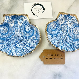 Blue and White Paisley Dorset Scallop Shell Trinket Ring Dish. Scallop Jewellery Dish. Hand gilded using liquid Gold Leaf with a resin seal.