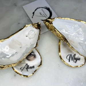 Eine wunderschöne polierte natürliche Perlen-Finish Dorset Oyster Shell und passende flache Basis mit flüssigem Blattgold. Muschel Oyster Schmuck Ring Schale.