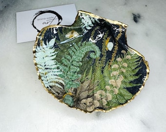 Wald Farne grün, Jakobsmuschel Schmuckschale. Dorset Jakobsmuschel Schmuckschale. Ring Muschel Schale. Vergoldet mit flüssigem Blattgold, versiegelt mit Harz