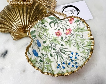 William Morris Celandine Dorset Scallop Shell Dish Ornament. Jewellery Dish. Hand Painted with real Gold Leaf and sealed with resin.