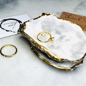 金箔またはパール仕上げ、スワロフスキーパールが埋め込まれた牡蠣の殻のリングボックス：海岸をイメージしたプロポーズ記念品