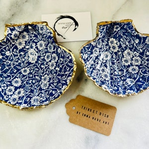 Plato para baratijas con concha de vieira y pan de oro: Porta joyas con flores azules