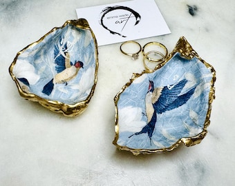 Portagioie a forma di uccello azzurro in conchiglia d'ostrica, portagioie costiero con foglia d'oro o d'argento, portaanelli con uccelli del paradiso, decorazione artigianale in conchiglia del Dorset