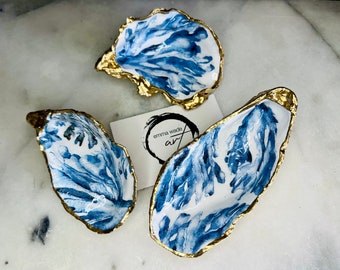 Een blauwe zeewier Dorset oester, Trinket Shell Dish. Met de hand beschilderd met vloeibaar bladgoud en verzegeld met hars.