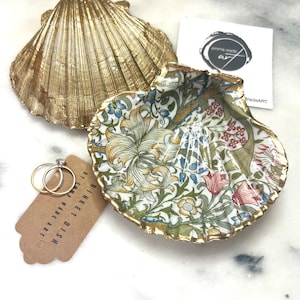 William Morris Golden Lily Shell. Dorset Scallop Trinket Dish. Shell Ring dish. Gilded with liquid gold leaf and sealed with a gloss resin.