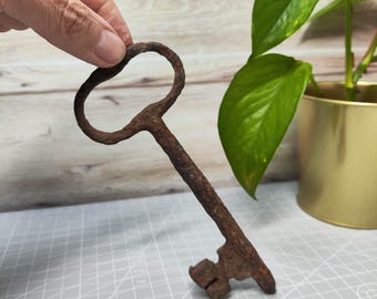 Llave antigua de hierro forjado a mano del siglo XVIII - Auténtica pieza encontrada en un granero belga - 106 g (tal como se encontró)
