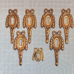 Juego de 7 embellecedores de cerradura de latón estilo Luis XVI para muebles, con diseño de lazo y corona de laurel, decoración neoclásica, 90 mm.