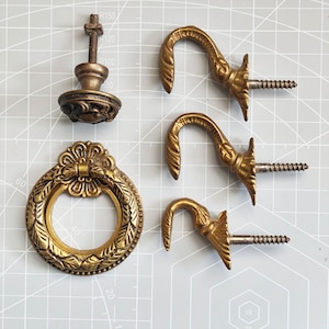 Zestaw okuć meblowych z mosiądzu w stylu empire w stylu vintage – 5 szt. – uchwyt do szuflady z motywem liścia laurowego, gałka i ozdobne haczyki – wystrój neoklasycystyczny