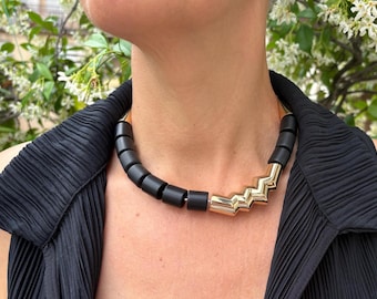 Collar escultórico de bronce y obsidiana, alta artesanía italiana, diseño contemporáneo, regalo especial para ella | Hecho a mano en Italia