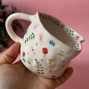 Tazza in ceramica fatta a mano a forma di cuore: design ape della giungla, fiori rosa