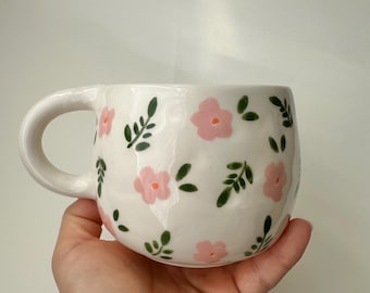 Handgemaakte keramische koffiemok met roze bloemen, theekopje met bloemenmotief