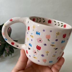 Tazza da caffè in ceramica dipinta a mano: design ape e farfalla della giungla