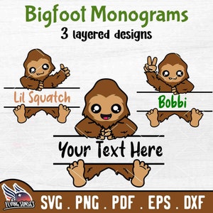 Peut inclure: Trois designs de monogramme Bigfoot en trois couches. Le premier design présente un Bigfoot avec un pouce levé tenant une pancarte qui dit "Lil Squatch". Le deuxième design présente un Bigfoot tenant une pancarte qui dit "Bobbi". Le troisième design présente un Bigfoot tenant une pancarte qui dit "Your Text Here".