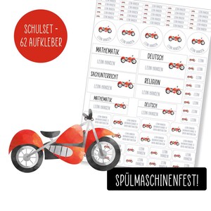 Könnte beinhalten: Ein Set mit 62 roten und schwarzen Motorrad-Schulstickern mit dem Text "Schulset - 62 Aufkleber" und "Spülmaschinenfest!" Die Sticker sind für verschiedene Schulfächer, darunter Mathe, Deutsch, Religion und mehr. Die Sticker tragen den Namen "Leon Hansen".