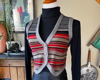 Gilet en tricot à rayures multicolores vintage des années 70 / gilet pull à col en V bohème rétro des années 1970 / pull sans manches hippie / Jump pour Charley / petit