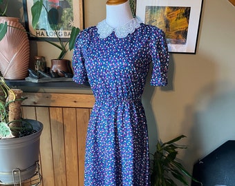 Vintage 80s Cute Cottagecore Ditsy Floral Collared Dress / Retro 1980s Tulip Print Lace Collar Prairie Dress / Floral Midi Dress / XS