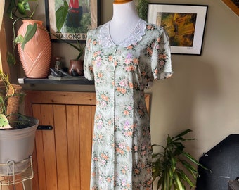 Vintage 90s Sage Green Floral Button Front Dress / Retro 1990s Rayon Pink Coral Flower Print Lace Collar Tie Back Maxi Dress / Large