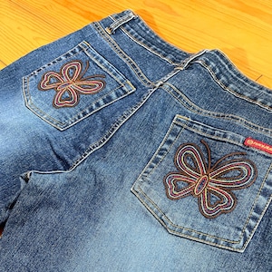 Vintage Y2K 00s Butterfly Appliqué Stonewash Cropped Jeans / Retro Early 2000s Roxy Jeans Low Rise Medium Wash Stretch Denim Capris