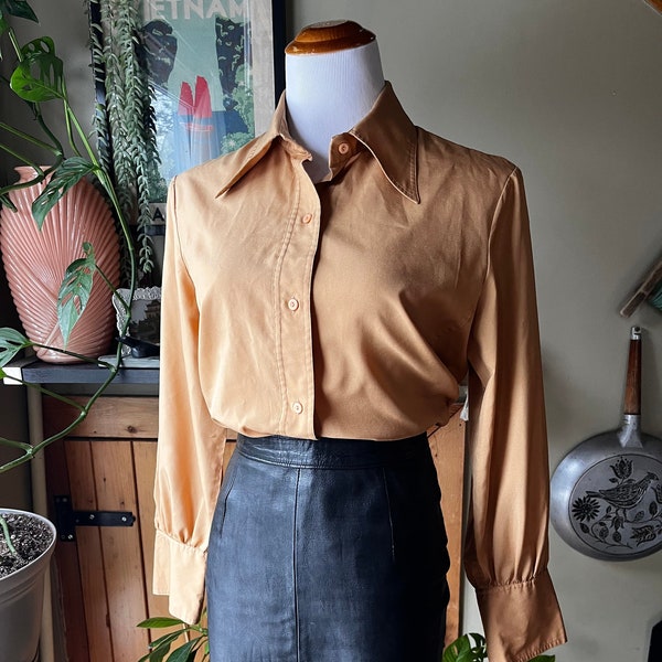 Vintage 70s Harvest Gold Wide Collar Disco Shirt / Retro 1970s Golden Brown Bishop Sleeve Dagger Collar Blouse / Bianca / Medium-Large