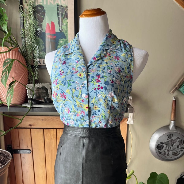 Vintage 90s Vibrant Floral Patterned Sleeveless Blouse / Retro 1990s Sky Blue & Bright Flower Print Button-Up Top / Smart Set / Small