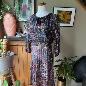 Vintage 70s Black Gold Metallic Tropical Flora Print Midi Dress / Retro 1970s Botanical Jewel Tone Blouson SemiSheer Dress / DamonDress / XL