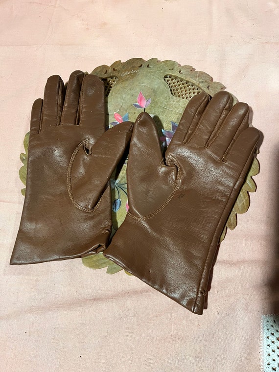 Vintage 60s Ladies Brown Vinyl Driving Gloves / R… - image 6