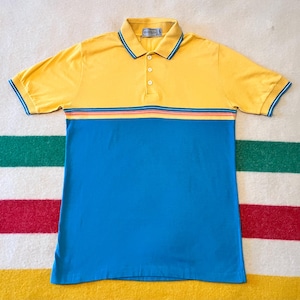 Polo vintage de los años 70 y 80 con estampado retro de bloques de color amarillo y azul de 'Simpson's Hunt Club' / Talla S para hombre