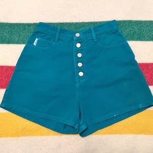 Puede incluir: Shorts de cintura alta de color turquesa con cierre de botones. Los shorts tienen un diseño clásico de cinco bolsillos y un pequeño logotipo en el bolsillo delantero. Fabricados en denim resistente.